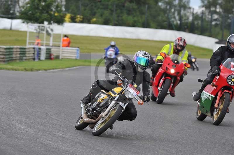 Mallory park Leicestershire;Mallory park photographs;Motorcycle action photographs;classic bikes;event digital images;eventdigitalimages;mallory park;no limits trackday;peter wileman photography;vintage bikes;vintage motorcycles;vmcc festival 1000 bikes