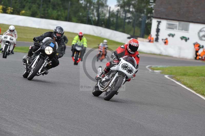 Mallory park Leicestershire;Mallory park photographs;Motorcycle action photographs;classic bikes;event digital images;eventdigitalimages;mallory park;no limits trackday;peter wileman photography;vintage bikes;vintage motorcycles;vmcc festival 1000 bikes