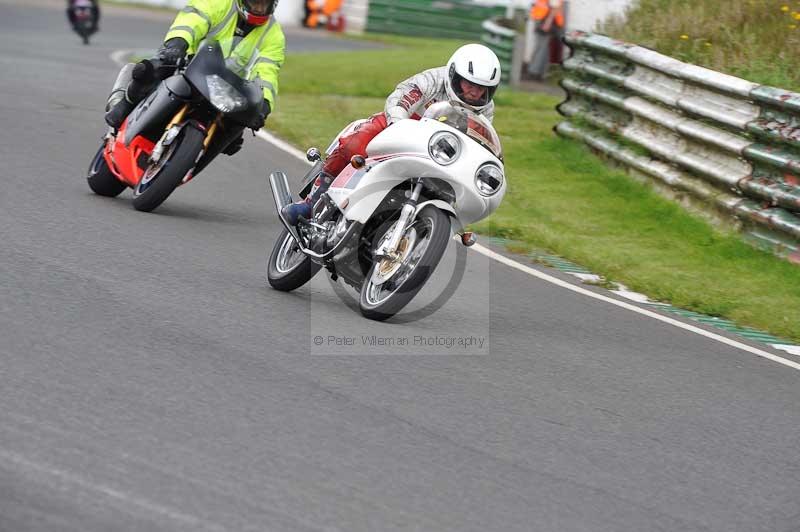 Mallory park Leicestershire;Mallory park photographs;Motorcycle action photographs;classic bikes;event digital images;eventdigitalimages;mallory park;no limits trackday;peter wileman photography;vintage bikes;vintage motorcycles;vmcc festival 1000 bikes