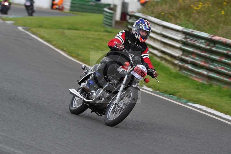 Mallory park Leicestershire;Mallory park photographs;Motorcycle action photographs;classic bikes;event digital images;eventdigitalimages;mallory park;no limits trackday;peter wileman photography;vintage bikes;vintage motorcycles;vmcc festival 1000 bikes