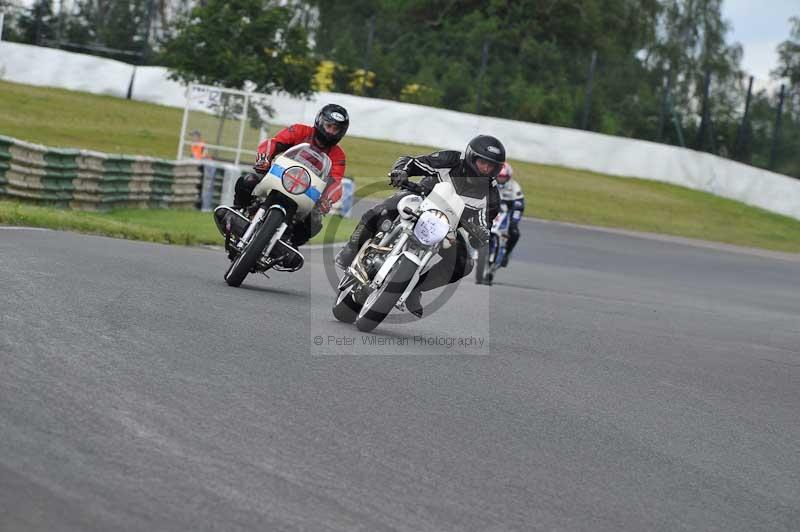 Mallory park Leicestershire;Mallory park photographs;Motorcycle action photographs;classic bikes;event digital images;eventdigitalimages;mallory park;no limits trackday;peter wileman photography;vintage bikes;vintage motorcycles;vmcc festival 1000 bikes