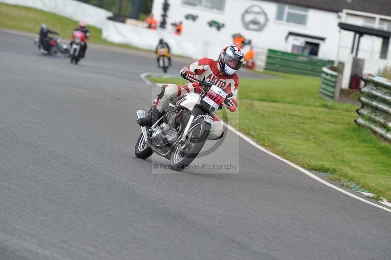 Mallory park Leicestershire;Mallory park photographs;Motorcycle action photographs;classic bikes;event digital images;eventdigitalimages;mallory park;no limits trackday;peter wileman photography;vintage bikes;vintage motorcycles;vmcc festival 1000 bikes