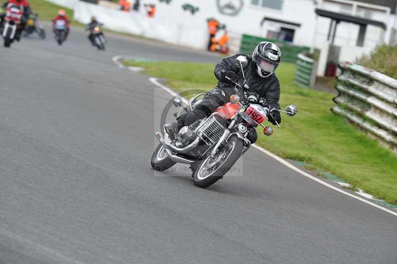 Mallory park Leicestershire;Mallory park photographs;Motorcycle action photographs;classic bikes;event digital images;eventdigitalimages;mallory park;no limits trackday;peter wileman photography;vintage bikes;vintage motorcycles;vmcc festival 1000 bikes