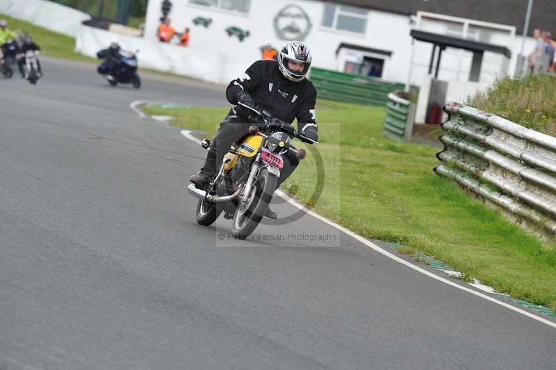 Mallory park Leicestershire;Mallory park photographs;Motorcycle action photographs;classic bikes;event digital images;eventdigitalimages;mallory park;no limits trackday;peter wileman photography;vintage bikes;vintage motorcycles;vmcc festival 1000 bikes