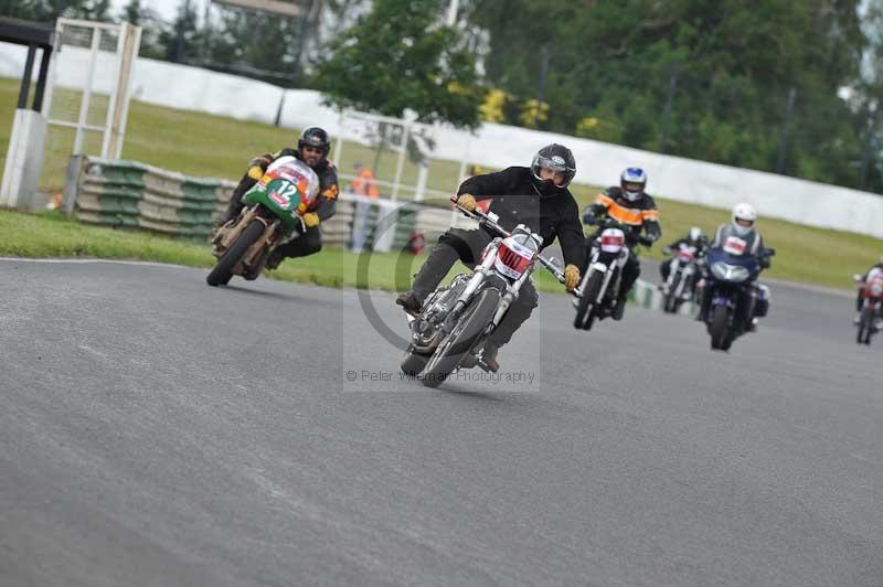 Mallory park Leicestershire;Mallory park photographs;Motorcycle action photographs;classic bikes;event digital images;eventdigitalimages;mallory park;no limits trackday;peter wileman photography;vintage bikes;vintage motorcycles;vmcc festival 1000 bikes