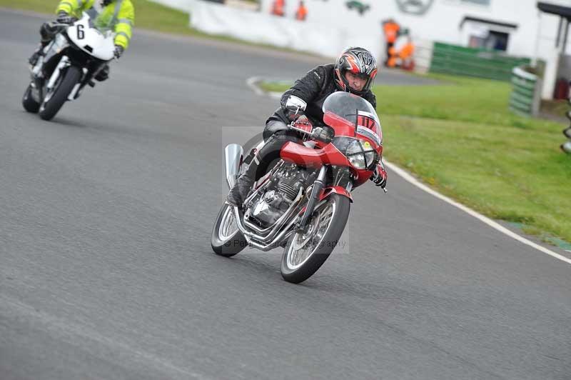 Mallory park Leicestershire;Mallory park photographs;Motorcycle action photographs;classic bikes;event digital images;eventdigitalimages;mallory park;no limits trackday;peter wileman photography;vintage bikes;vintage motorcycles;vmcc festival 1000 bikes