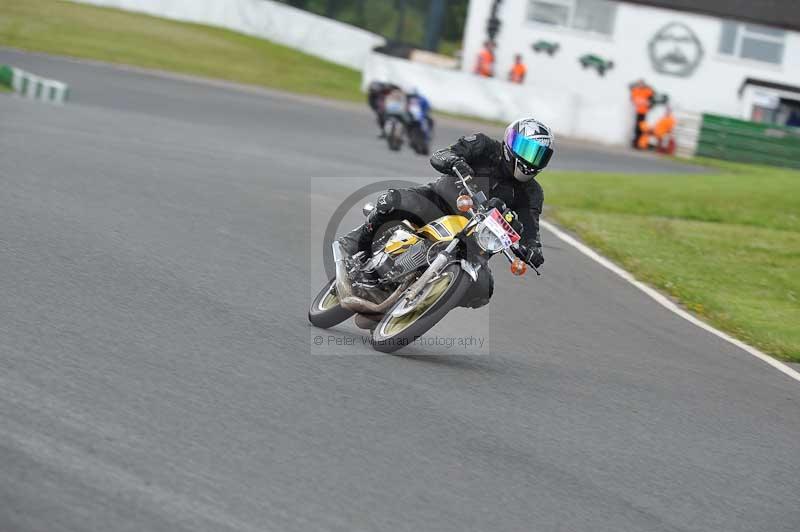 Mallory park Leicestershire;Mallory park photographs;Motorcycle action photographs;classic bikes;event digital images;eventdigitalimages;mallory park;no limits trackday;peter wileman photography;vintage bikes;vintage motorcycles;vmcc festival 1000 bikes