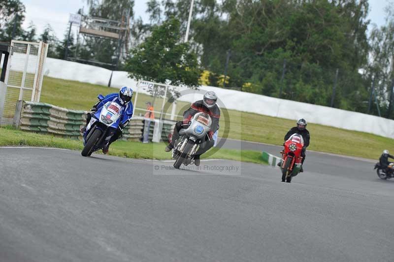 Mallory park Leicestershire;Mallory park photographs;Motorcycle action photographs;classic bikes;event digital images;eventdigitalimages;mallory park;no limits trackday;peter wileman photography;vintage bikes;vintage motorcycles;vmcc festival 1000 bikes