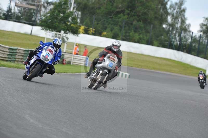 Mallory park Leicestershire;Mallory park photographs;Motorcycle action photographs;classic bikes;event digital images;eventdigitalimages;mallory park;no limits trackday;peter wileman photography;vintage bikes;vintage motorcycles;vmcc festival 1000 bikes