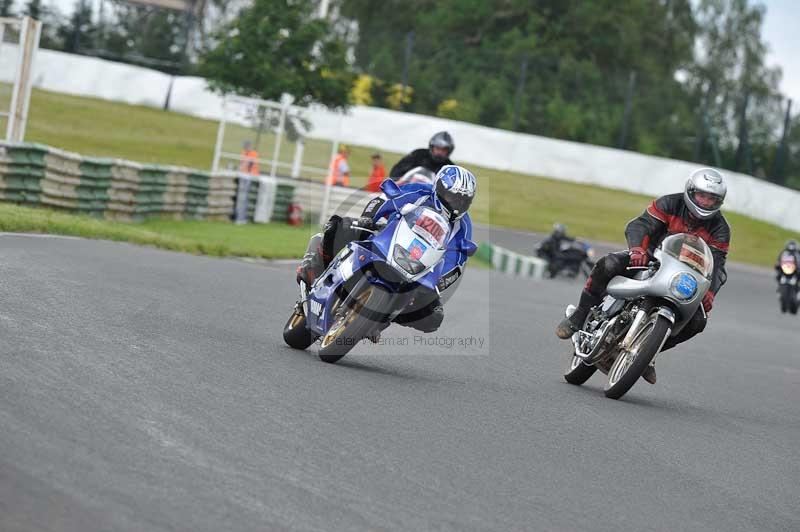 Mallory park Leicestershire;Mallory park photographs;Motorcycle action photographs;classic bikes;event digital images;eventdigitalimages;mallory park;no limits trackday;peter wileman photography;vintage bikes;vintage motorcycles;vmcc festival 1000 bikes