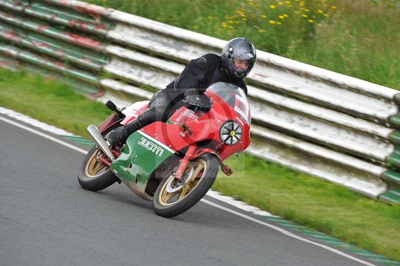 Mallory park Leicestershire;Mallory park photographs;Motorcycle action photographs;classic bikes;event digital images;eventdigitalimages;mallory park;no limits trackday;peter wileman photography;vintage bikes;vintage motorcycles;vmcc festival 1000 bikes