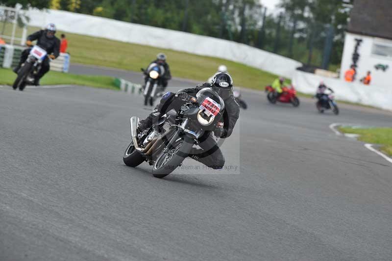 Mallory park Leicestershire;Mallory park photographs;Motorcycle action photographs;classic bikes;event digital images;eventdigitalimages;mallory park;no limits trackday;peter wileman photography;vintage bikes;vintage motorcycles;vmcc festival 1000 bikes