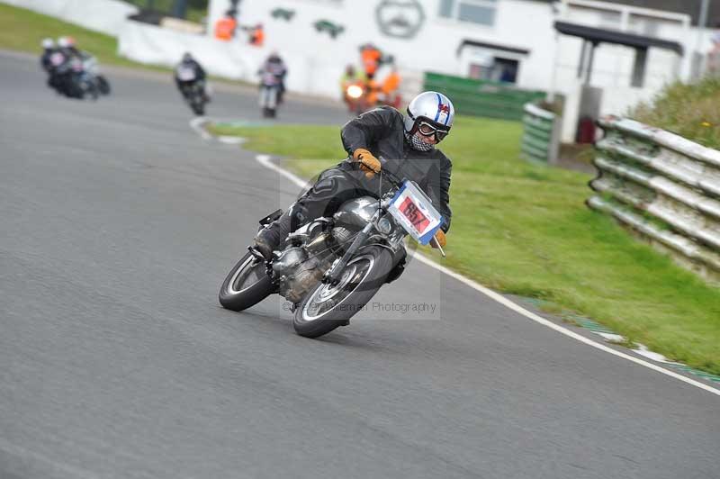 Mallory park Leicestershire;Mallory park photographs;Motorcycle action photographs;classic bikes;event digital images;eventdigitalimages;mallory park;no limits trackday;peter wileman photography;vintage bikes;vintage motorcycles;vmcc festival 1000 bikes