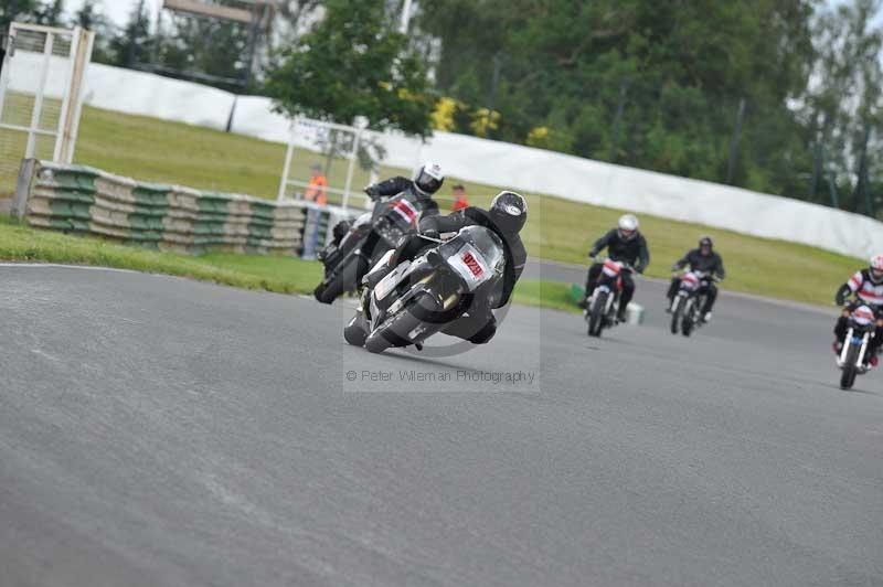 Mallory park Leicestershire;Mallory park photographs;Motorcycle action photographs;classic bikes;event digital images;eventdigitalimages;mallory park;no limits trackday;peter wileman photography;vintage bikes;vintage motorcycles;vmcc festival 1000 bikes