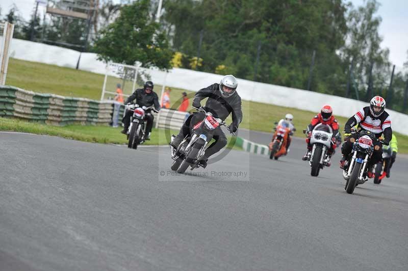 Mallory park Leicestershire;Mallory park photographs;Motorcycle action photographs;classic bikes;event digital images;eventdigitalimages;mallory park;no limits trackday;peter wileman photography;vintage bikes;vintage motorcycles;vmcc festival 1000 bikes