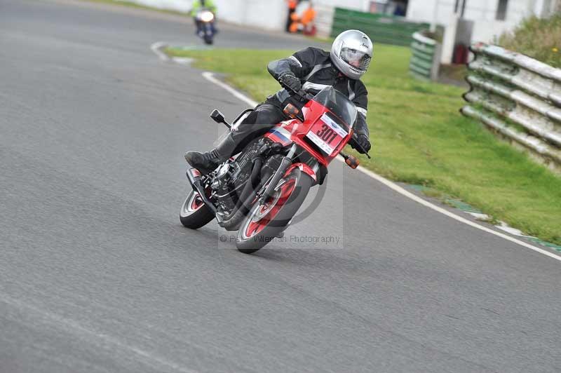 Mallory park Leicestershire;Mallory park photographs;Motorcycle action photographs;classic bikes;event digital images;eventdigitalimages;mallory park;no limits trackday;peter wileman photography;vintage bikes;vintage motorcycles;vmcc festival 1000 bikes