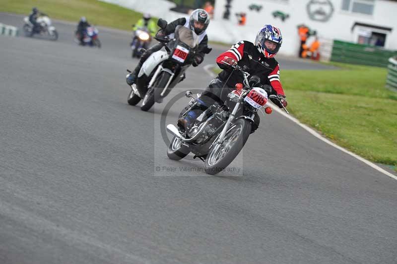 Mallory park Leicestershire;Mallory park photographs;Motorcycle action photographs;classic bikes;event digital images;eventdigitalimages;mallory park;no limits trackday;peter wileman photography;vintage bikes;vintage motorcycles;vmcc festival 1000 bikes