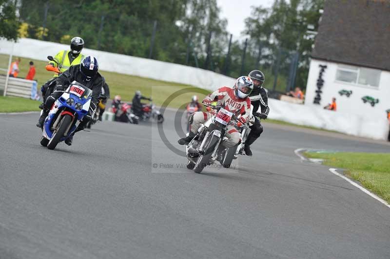 Mallory park Leicestershire;Mallory park photographs;Motorcycle action photographs;classic bikes;event digital images;eventdigitalimages;mallory park;no limits trackday;peter wileman photography;vintage bikes;vintage motorcycles;vmcc festival 1000 bikes