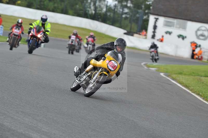 Mallory park Leicestershire;Mallory park photographs;Motorcycle action photographs;classic bikes;event digital images;eventdigitalimages;mallory park;no limits trackday;peter wileman photography;vintage bikes;vintage motorcycles;vmcc festival 1000 bikes