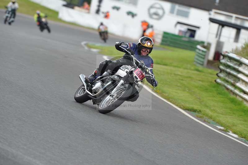 Mallory park Leicestershire;Mallory park photographs;Motorcycle action photographs;classic bikes;event digital images;eventdigitalimages;mallory park;no limits trackday;peter wileman photography;vintage bikes;vintage motorcycles;vmcc festival 1000 bikes