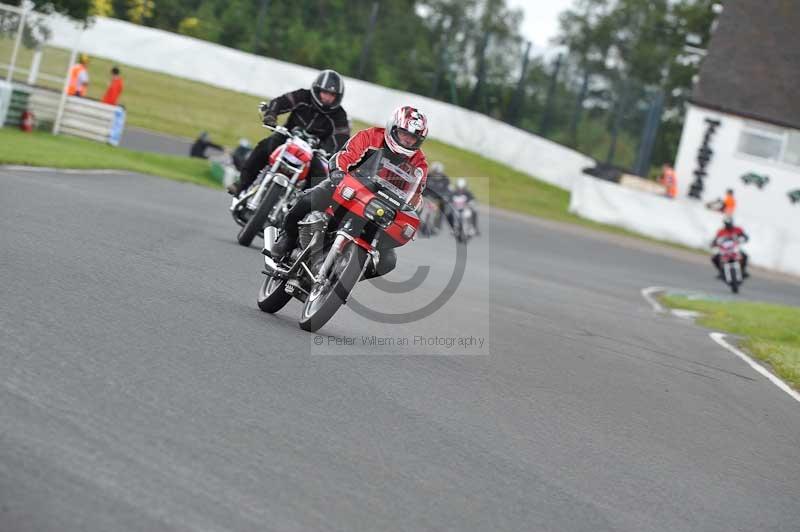 Mallory park Leicestershire;Mallory park photographs;Motorcycle action photographs;classic bikes;event digital images;eventdigitalimages;mallory park;no limits trackday;peter wileman photography;vintage bikes;vintage motorcycles;vmcc festival 1000 bikes