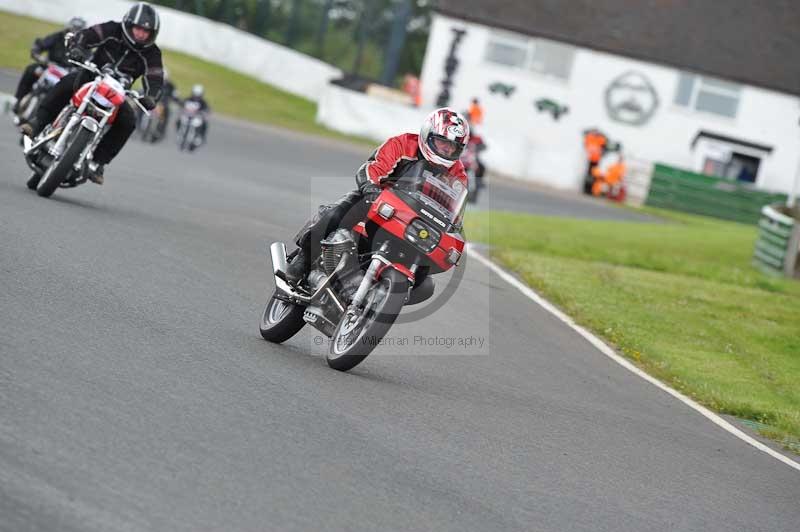 Mallory park Leicestershire;Mallory park photographs;Motorcycle action photographs;classic bikes;event digital images;eventdigitalimages;mallory park;no limits trackday;peter wileman photography;vintage bikes;vintage motorcycles;vmcc festival 1000 bikes