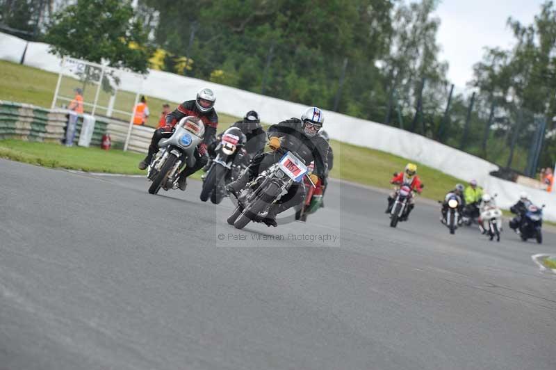 Mallory park Leicestershire;Mallory park photographs;Motorcycle action photographs;classic bikes;event digital images;eventdigitalimages;mallory park;no limits trackday;peter wileman photography;vintage bikes;vintage motorcycles;vmcc festival 1000 bikes