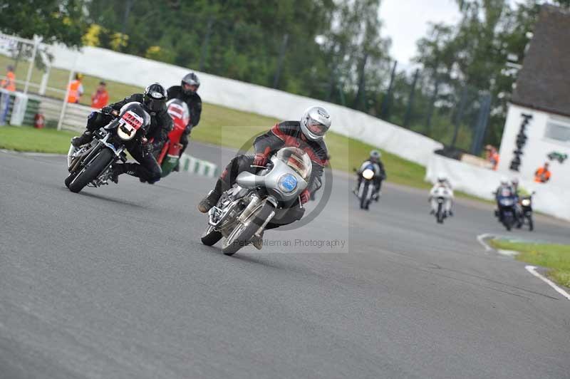 Mallory park Leicestershire;Mallory park photographs;Motorcycle action photographs;classic bikes;event digital images;eventdigitalimages;mallory park;no limits trackday;peter wileman photography;vintage bikes;vintage motorcycles;vmcc festival 1000 bikes