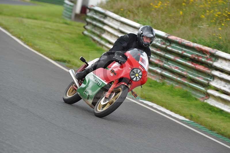 Mallory park Leicestershire;Mallory park photographs;Motorcycle action photographs;classic bikes;event digital images;eventdigitalimages;mallory park;no limits trackday;peter wileman photography;vintage bikes;vintage motorcycles;vmcc festival 1000 bikes