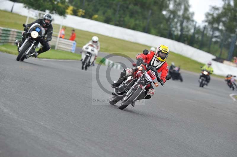 Mallory park Leicestershire;Mallory park photographs;Motorcycle action photographs;classic bikes;event digital images;eventdigitalimages;mallory park;no limits trackday;peter wileman photography;vintage bikes;vintage motorcycles;vmcc festival 1000 bikes