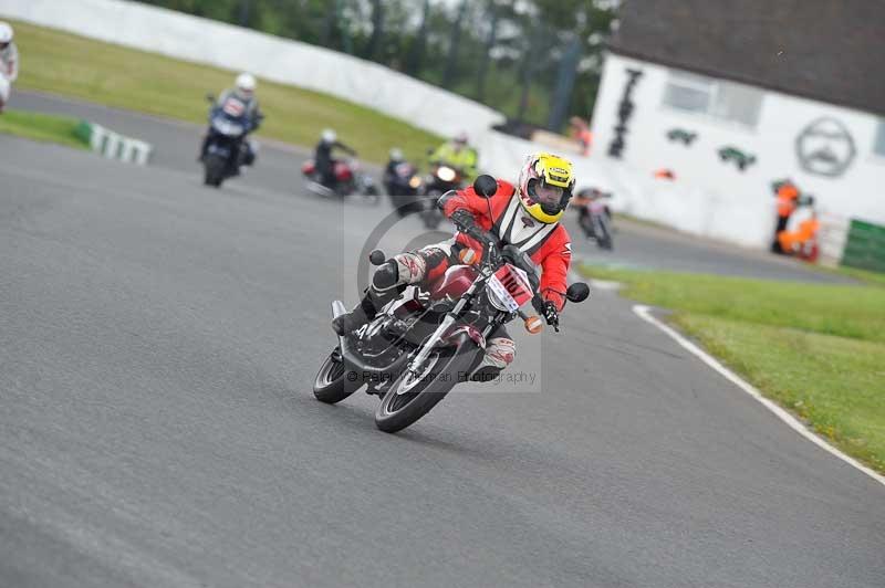 Mallory park Leicestershire;Mallory park photographs;Motorcycle action photographs;classic bikes;event digital images;eventdigitalimages;mallory park;no limits trackday;peter wileman photography;vintage bikes;vintage motorcycles;vmcc festival 1000 bikes