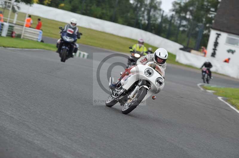 Mallory park Leicestershire;Mallory park photographs;Motorcycle action photographs;classic bikes;event digital images;eventdigitalimages;mallory park;no limits trackday;peter wileman photography;vintage bikes;vintage motorcycles;vmcc festival 1000 bikes