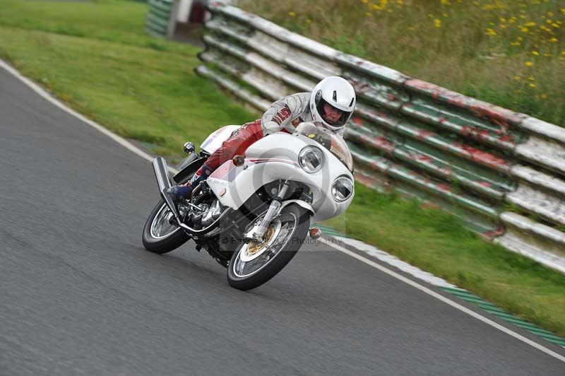 Mallory park Leicestershire;Mallory park photographs;Motorcycle action photographs;classic bikes;event digital images;eventdigitalimages;mallory park;no limits trackday;peter wileman photography;vintage bikes;vintage motorcycles;vmcc festival 1000 bikes