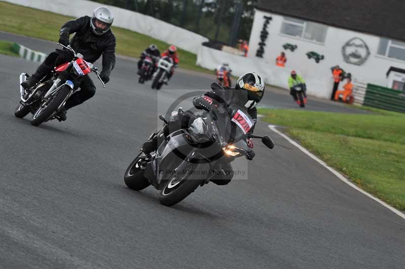 Mallory park Leicestershire;Mallory park photographs;Motorcycle action photographs;classic bikes;event digital images;eventdigitalimages;mallory park;no limits trackday;peter wileman photography;vintage bikes;vintage motorcycles;vmcc festival 1000 bikes