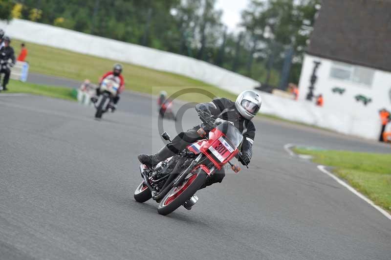 Mallory park Leicestershire;Mallory park photographs;Motorcycle action photographs;classic bikes;event digital images;eventdigitalimages;mallory park;no limits trackday;peter wileman photography;vintage bikes;vintage motorcycles;vmcc festival 1000 bikes