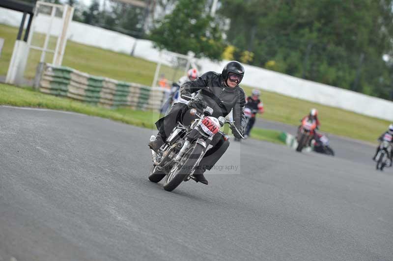 Mallory park Leicestershire;Mallory park photographs;Motorcycle action photographs;classic bikes;event digital images;eventdigitalimages;mallory park;no limits trackday;peter wileman photography;vintage bikes;vintage motorcycles;vmcc festival 1000 bikes