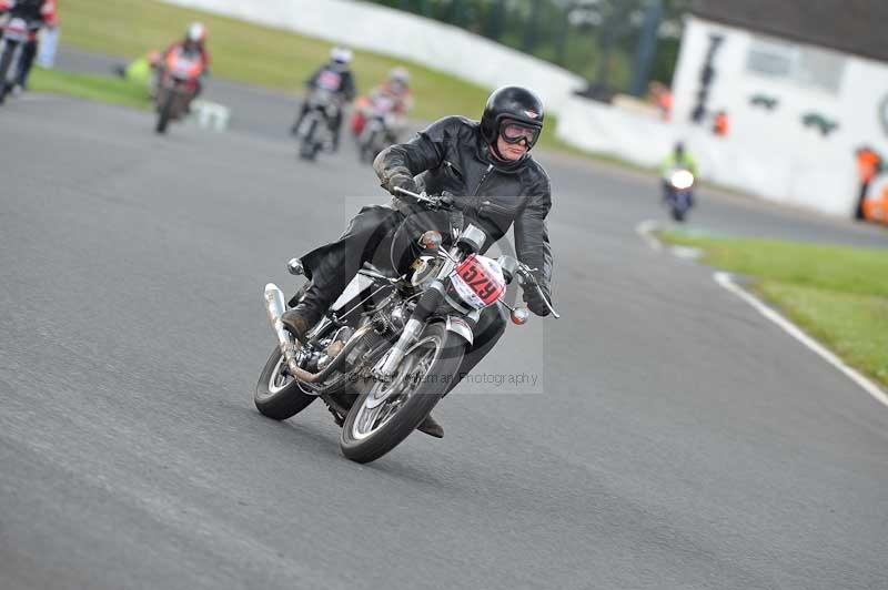 Mallory park Leicestershire;Mallory park photographs;Motorcycle action photographs;classic bikes;event digital images;eventdigitalimages;mallory park;no limits trackday;peter wileman photography;vintage bikes;vintage motorcycles;vmcc festival 1000 bikes