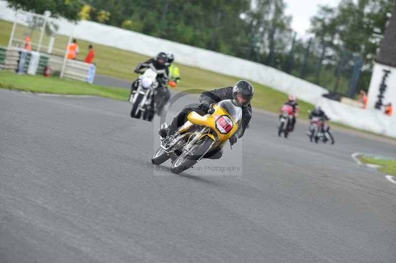 Mallory park Leicestershire;Mallory park photographs;Motorcycle action photographs;classic bikes;event digital images;eventdigitalimages;mallory park;no limits trackday;peter wileman photography;vintage bikes;vintage motorcycles;vmcc festival 1000 bikes