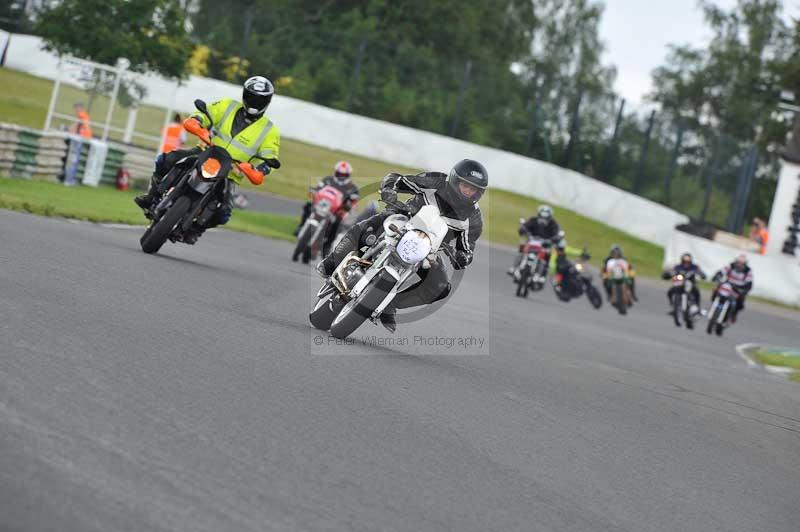 Mallory park Leicestershire;Mallory park photographs;Motorcycle action photographs;classic bikes;event digital images;eventdigitalimages;mallory park;no limits trackday;peter wileman photography;vintage bikes;vintage motorcycles;vmcc festival 1000 bikes