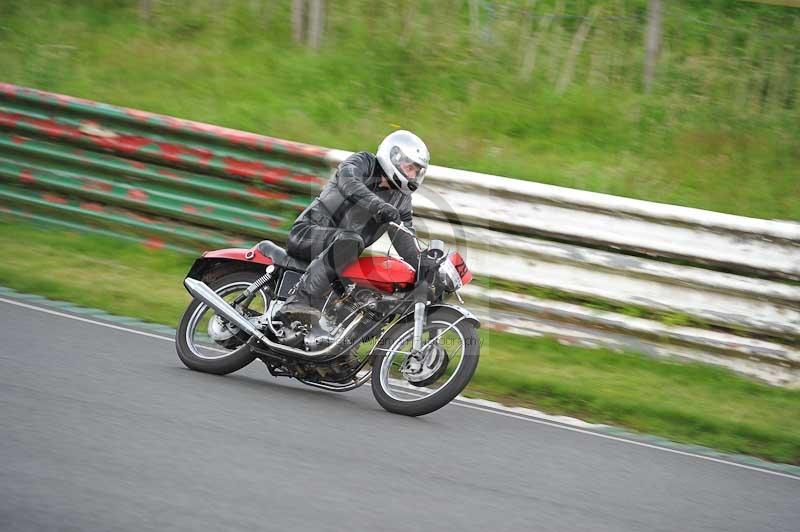 Mallory park Leicestershire;Mallory park photographs;Motorcycle action photographs;classic bikes;event digital images;eventdigitalimages;mallory park;no limits trackday;peter wileman photography;vintage bikes;vintage motorcycles;vmcc festival 1000 bikes