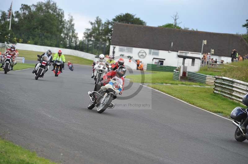 Mallory park Leicestershire;Mallory park photographs;Motorcycle action photographs;classic bikes;event digital images;eventdigitalimages;mallory park;no limits trackday;peter wileman photography;vintage bikes;vintage motorcycles;vmcc festival 1000 bikes