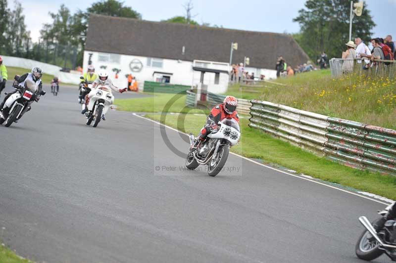 Mallory park Leicestershire;Mallory park photographs;Motorcycle action photographs;classic bikes;event digital images;eventdigitalimages;mallory park;no limits trackday;peter wileman photography;vintage bikes;vintage motorcycles;vmcc festival 1000 bikes