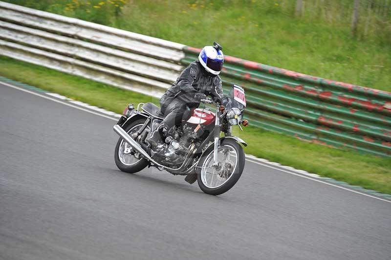 Mallory park Leicestershire;Mallory park photographs;Motorcycle action photographs;classic bikes;event digital images;eventdigitalimages;mallory park;no limits trackday;peter wileman photography;vintage bikes;vintage motorcycles;vmcc festival 1000 bikes