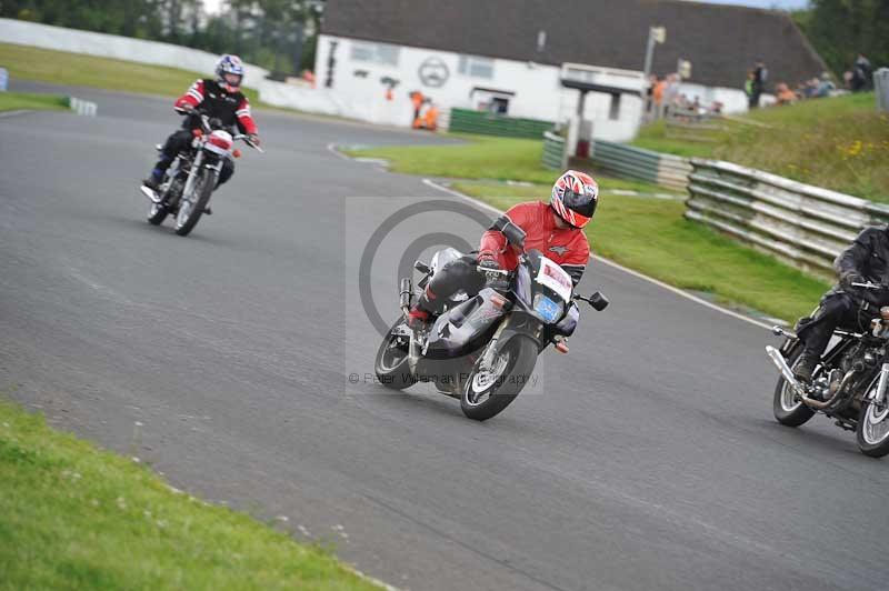 Mallory park Leicestershire;Mallory park photographs;Motorcycle action photographs;classic bikes;event digital images;eventdigitalimages;mallory park;no limits trackday;peter wileman photography;vintage bikes;vintage motorcycles;vmcc festival 1000 bikes