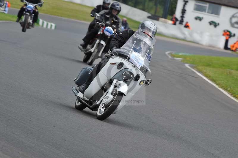 Mallory park Leicestershire;Mallory park photographs;Motorcycle action photographs;classic bikes;event digital images;eventdigitalimages;mallory park;no limits trackday;peter wileman photography;vintage bikes;vintage motorcycles;vmcc festival 1000 bikes