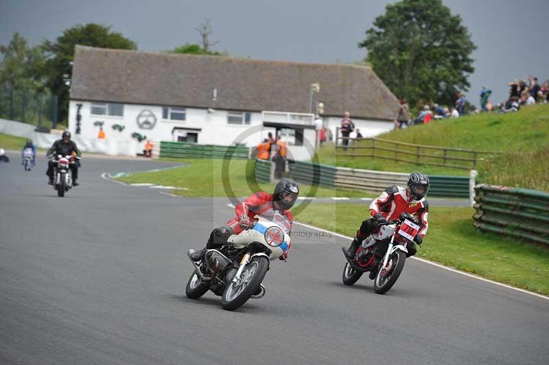 Mallory park Leicestershire;Mallory park photographs;Motorcycle action photographs;classic bikes;event digital images;eventdigitalimages;mallory park;no limits trackday;peter wileman photography;vintage bikes;vintage motorcycles;vmcc festival 1000 bikes