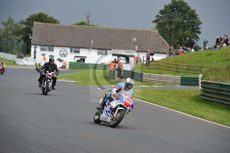 Mallory park Leicestershire;Mallory park photographs;Motorcycle action photographs;classic bikes;event digital images;eventdigitalimages;mallory park;no limits trackday;peter wileman photography;vintage bikes;vintage motorcycles;vmcc festival 1000 bikes