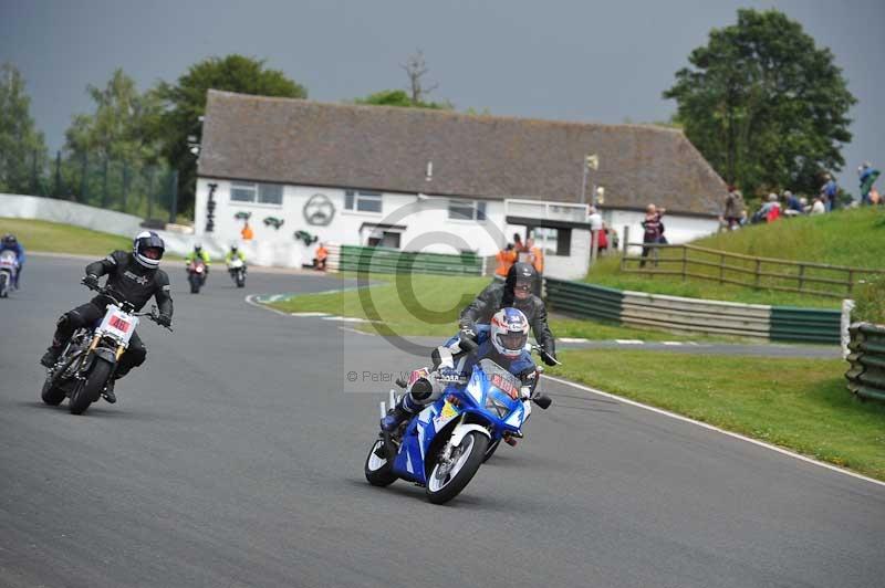 Mallory park Leicestershire;Mallory park photographs;Motorcycle action photographs;classic bikes;event digital images;eventdigitalimages;mallory park;no limits trackday;peter wileman photography;vintage bikes;vintage motorcycles;vmcc festival 1000 bikes