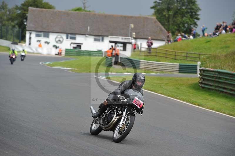 Mallory park Leicestershire;Mallory park photographs;Motorcycle action photographs;classic bikes;event digital images;eventdigitalimages;mallory park;no limits trackday;peter wileman photography;vintage bikes;vintage motorcycles;vmcc festival 1000 bikes