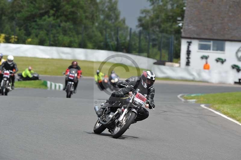 Mallory park Leicestershire;Mallory park photographs;Motorcycle action photographs;classic bikes;event digital images;eventdigitalimages;mallory park;no limits trackday;peter wileman photography;vintage bikes;vintage motorcycles;vmcc festival 1000 bikes